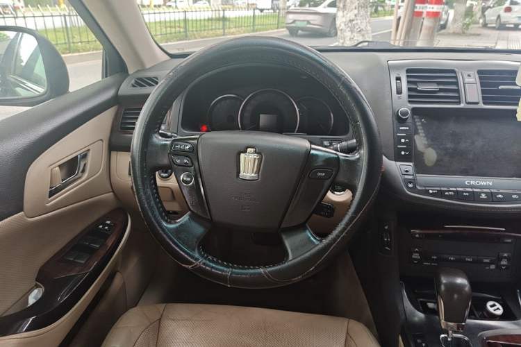 Used Toyota Crown 2011 2.5L Royal Special Edition with Leather and Sunroof Steering Wheel