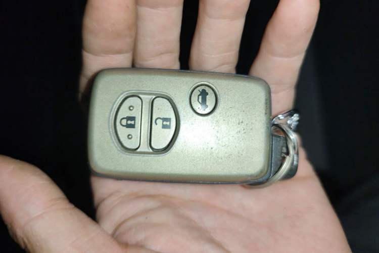 Used Toyota Crown 2011 2.5L Royal Special Edition with Leather and Sunroof Vehicle Key
