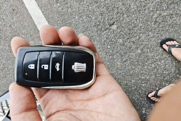 Used Toyota Crown 2011 2.5L Royal Special Edition with Leather and Sunroof Vehicle Key