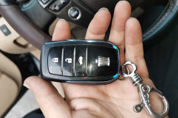 Used Toyota Crown 2011 2.5L Royal Special Edition with Leather and Sunroof Vehicle Key