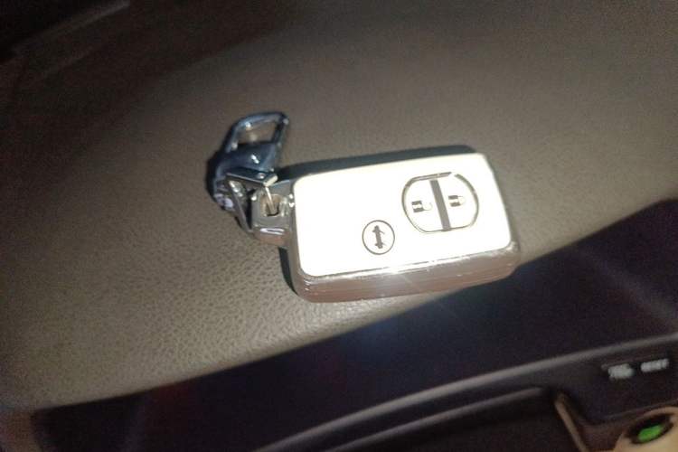 Used Toyota Crown 2011 2.5L Royal Special Edition with Leather and Sunroof Vehicle Key