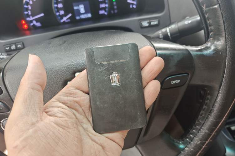 Used Toyota Crown 2011 2.5L Royal Special Edition with Leather and Sunroof Vehicle Key