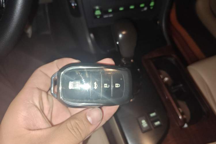 Used Toyota Crown 2011 2.5L Royal Special Edition with Leather and Sunroof Vehicle Key