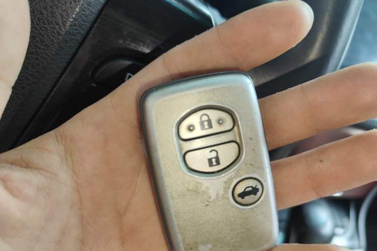 Used Toyota Crown 2011 2.5L Royal Special Edition with Leather and Sunroof Vehicle Key