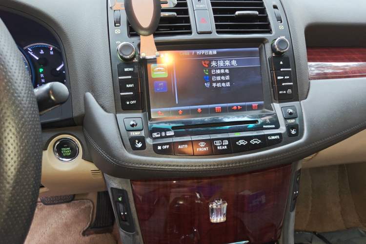 Used Toyota Crown 2011 2.5L Royal Special Edition with Leather and Sunroof Audio And AC Panel