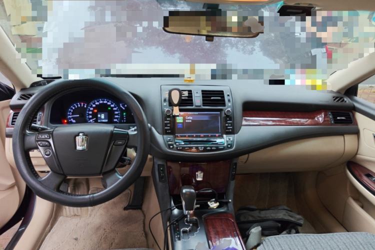 Used Toyota Crown 2011 2.5L Royal Special Edition with Leather and Sunroof Center Console