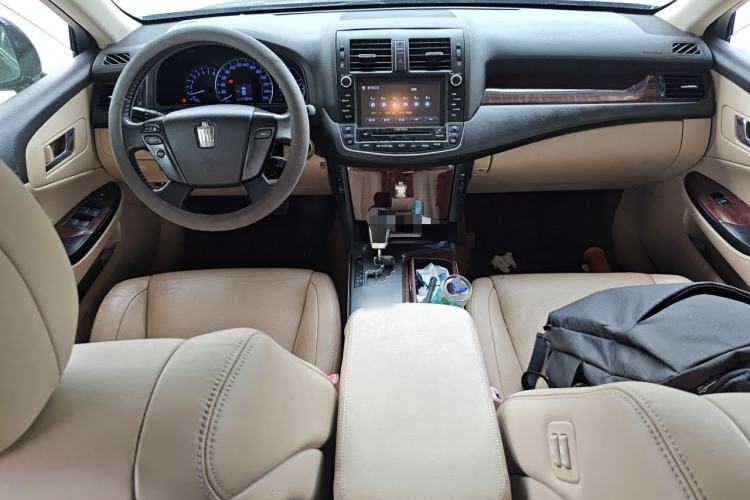 Used Toyota Crown 2011 2.5L Royal Special Edition with Leather and Sunroof Center Console