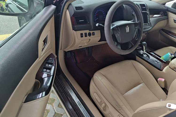 Used Toyota Crown 2011 2.5L Royal Special Edition with Leather and Sunroof Driver Seat
