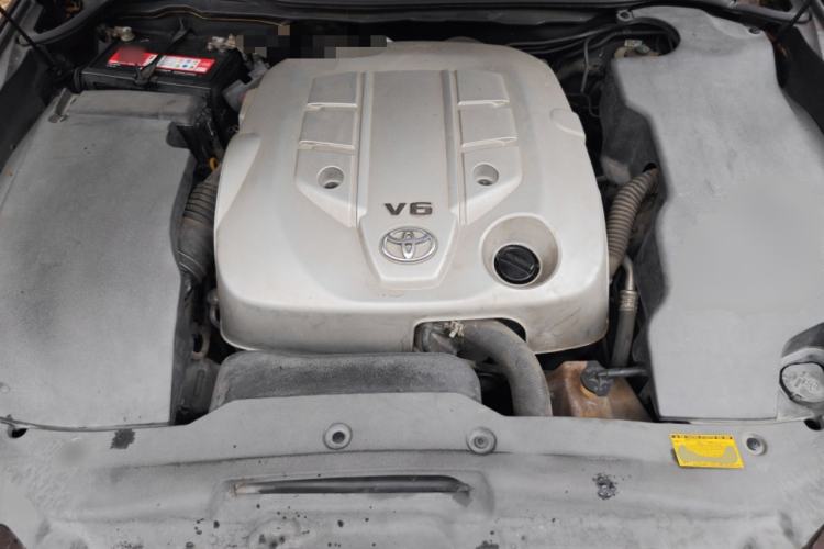 Used Toyota Crown 2011 2.5L Royal Special Edition with Leather and Sunroof Engine Bay