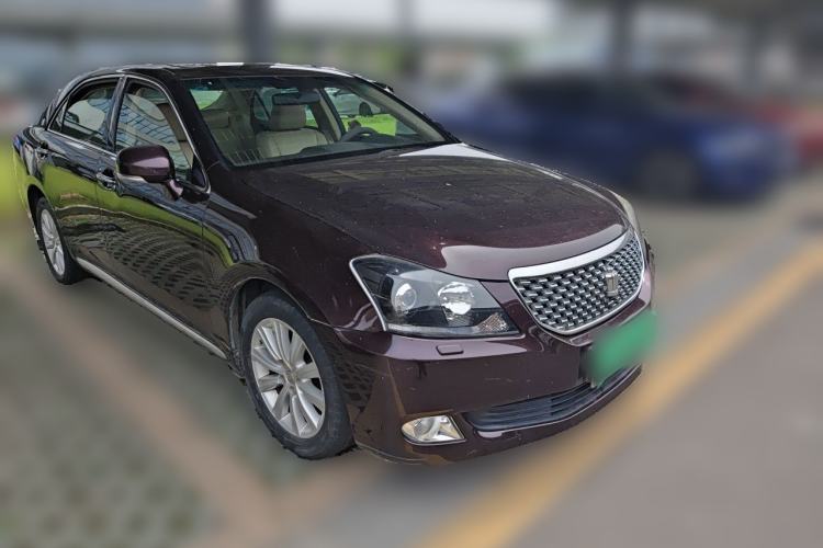 Used Toyota Crown 2011 2.5L Royal Special Edition with Leather and Sunroof Front Right 45 Deg
