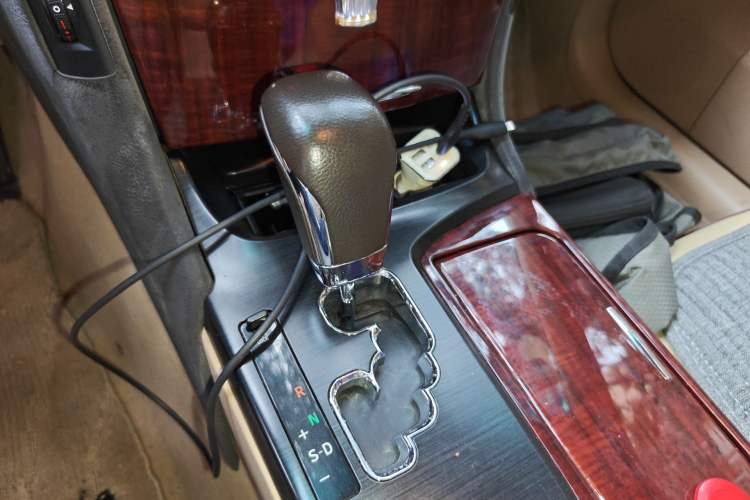 Used Toyota Crown 2011 2.5L Royal Special Edition with Leather and Sunroof Gear Lever