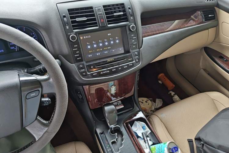Used Toyota Crown 2011 2.5L Royal Special Edition with Leather and Sunroof Gear Lever