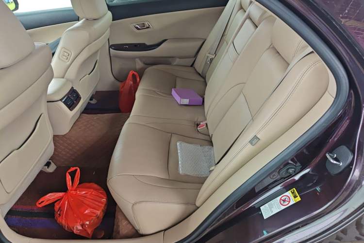 Used Toyota Crown 2011 2.5L Royal Special Edition with Leather and Sunroof Left Rear Seat