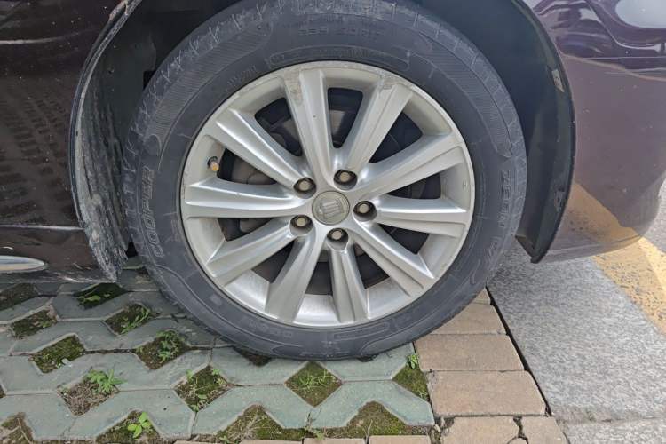 Used Toyota Crown 2011 2.5L Royal Special Edition with Leather and Sunroof Right Front Wheel Hub