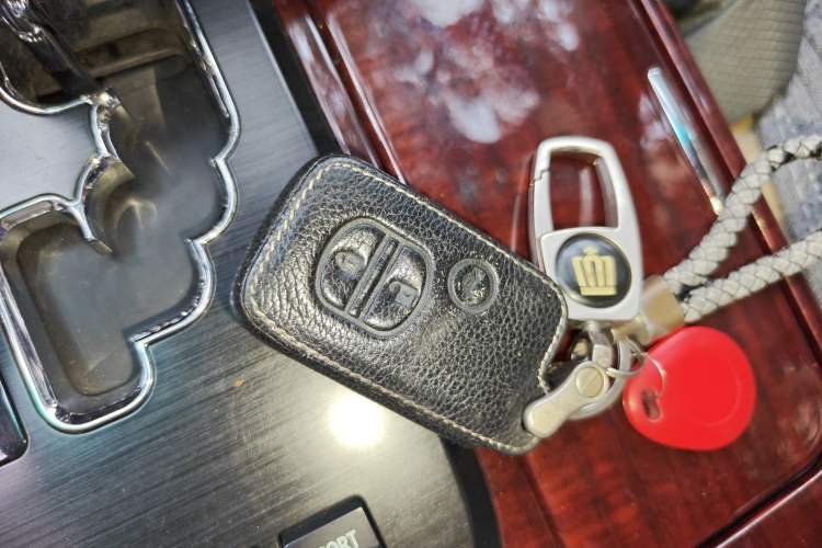 Used Toyota Crown 2011 2.5L Royal Special Edition with Leather and Sunroof Vehicle Key