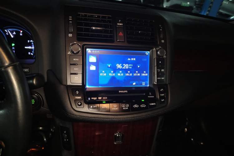 Used Toyota Crown 2011 2.5L Royal Special Edition with Leather and Sunroof Audio And AC Panel