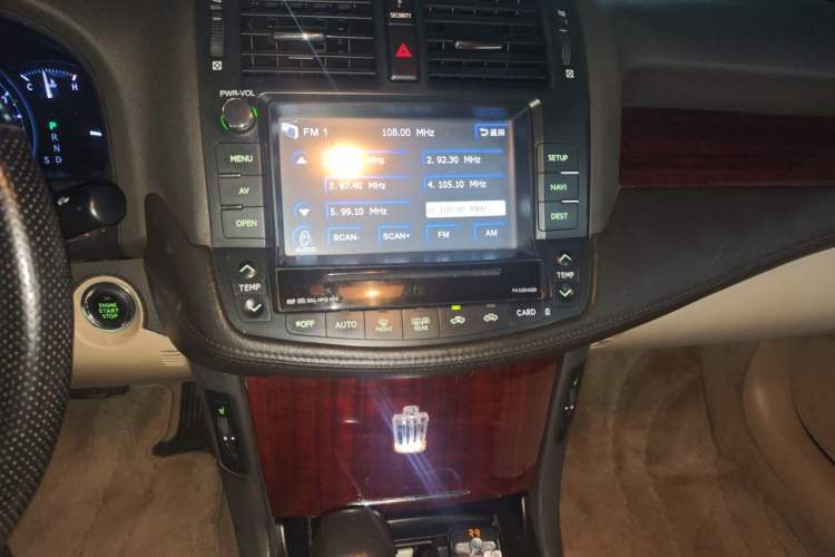 Used Toyota Crown 2011 2.5L Royal Special Edition with Leather and Sunroof Audio And AC Panel