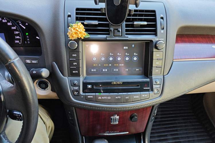 Used Toyota Crown 2011 2.5L Royal Special Edition with Leather and Sunroof Audio And AC Panel