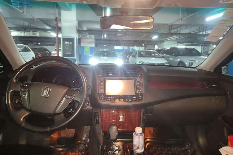 Used Toyota Crown 2011 2.5L Royal Special Edition with Leather and Sunroof Center Console
