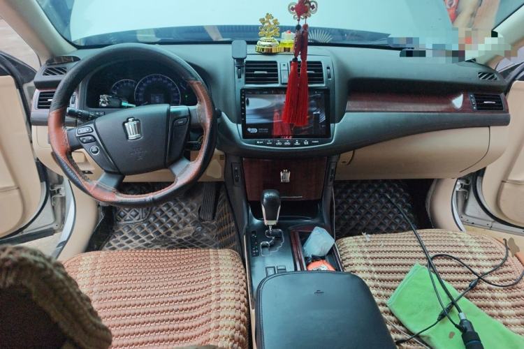 Used Toyota Crown 2011 2.5L Royal Special Edition with Leather and Sunroof Center Console