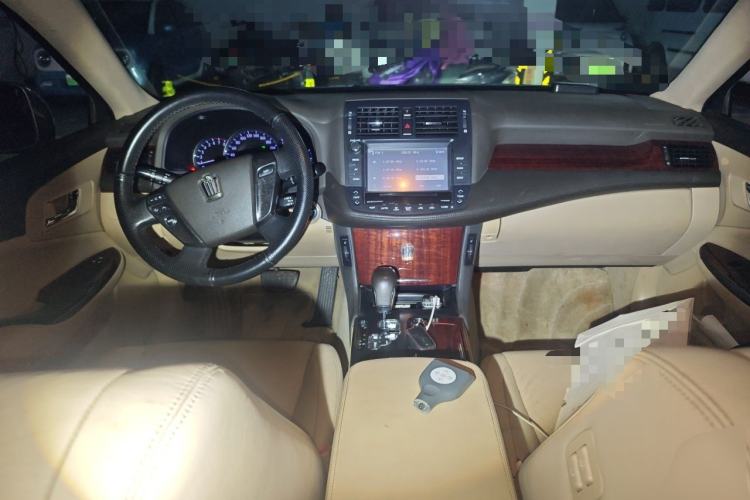 Used Toyota Crown 2011 2.5L Royal Special Edition with Leather and Sunroof Center Console