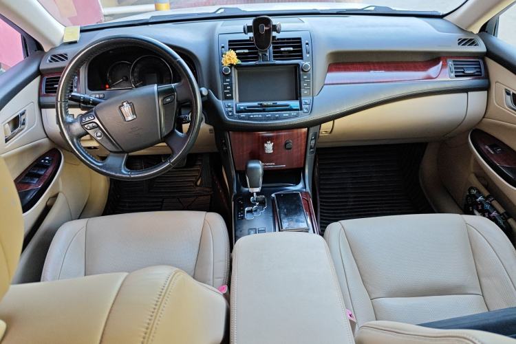 Used Toyota Crown 2011 2.5L Royal Special Edition with Leather and Sunroof Center Console