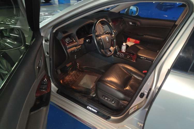 Used Toyota Crown 2011 2.5L Royal Special Edition with Leather and Sunroof Driver Seat