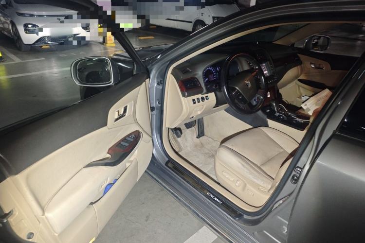 Used Toyota Crown 2011 2.5L Royal Special Edition with Leather and Sunroof Driver Seat