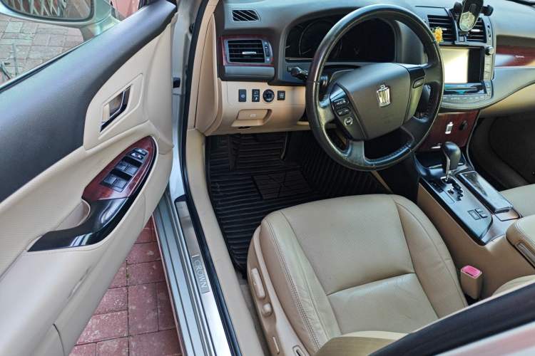 Used Toyota Crown 2011 2.5L Royal Special Edition with Leather and Sunroof Driver Seat