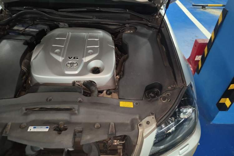 Used Toyota Crown 2011 2.5L Royal Special Edition with Leather and Sunroof Engine Bay Left