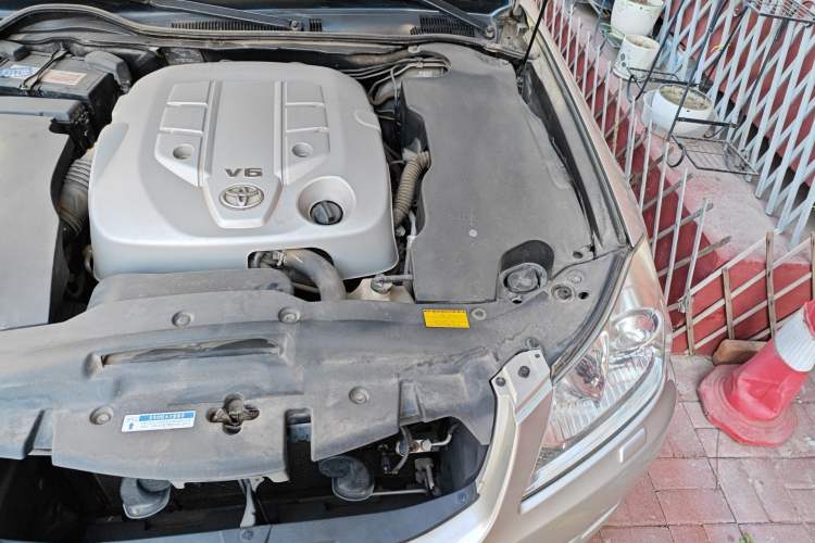Used Toyota Crown 2011 2.5L Royal Special Edition with Leather and Sunroof Engine Bay Left