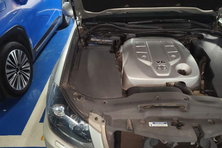 Used Toyota Crown 2011 2.5L Royal Special Edition with Leather and Sunroof Engine Bay Right