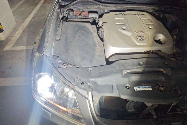 Used Toyota Crown 2011 2.5L Royal Special Edition with Leather and Sunroof Engine Bay Right