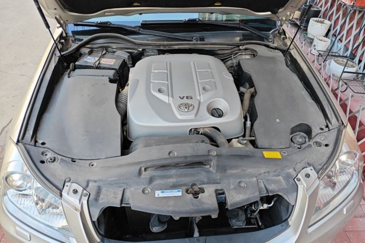 Used Toyota Crown 2011 2.5L Royal Special Edition with Leather and Sunroof Engine Bay