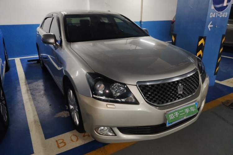 Used Toyota Crown 2011 2.5L Royal Special Edition with Leather and Sunroof Front Right 45 Deg
