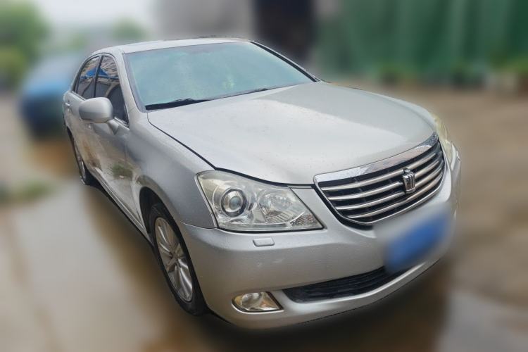 Used Toyota Crown 2011 2.5L Royal Special Edition with Leather and Sunroof Front Right 45 Deg