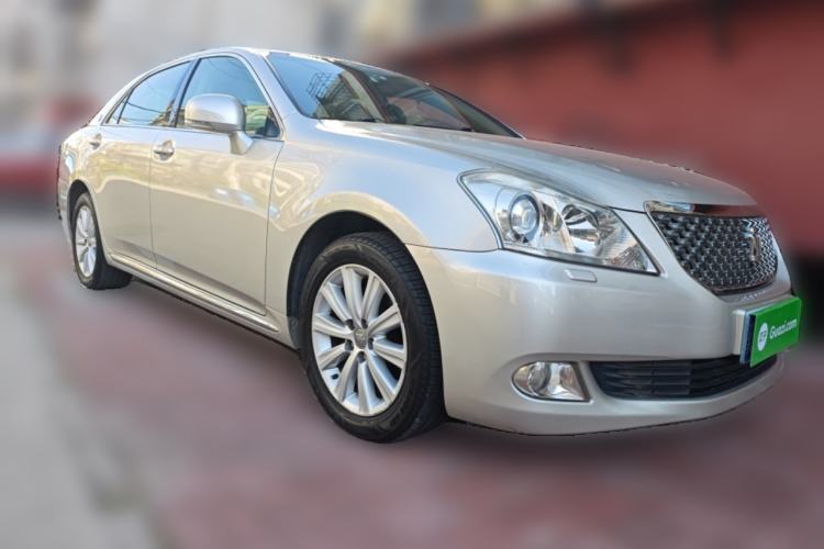 Used Toyota Crown 2011 2.5L Royal Special Edition with Leather and Sunroof Front Right 45 Deg