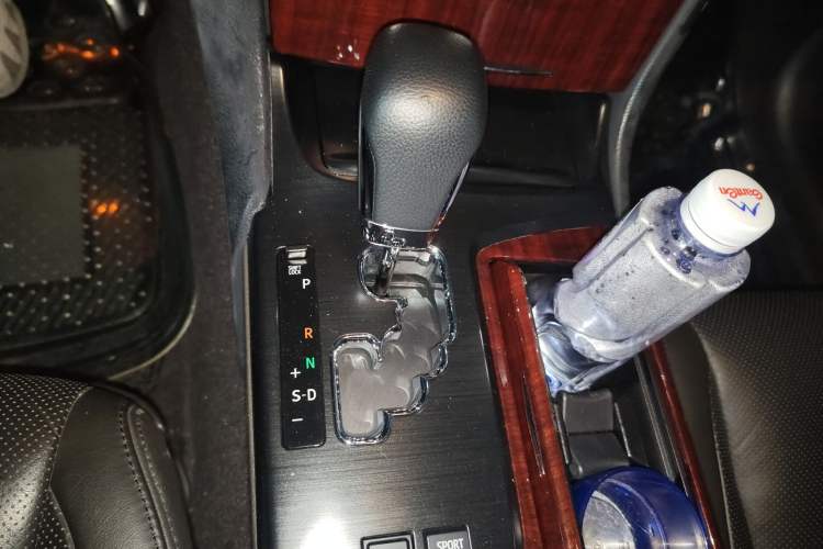 Used Toyota Crown 2011 2.5L Royal Special Edition with Leather and Sunroof Gear Lever