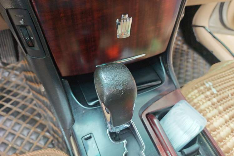 Used Toyota Crown 2011 2.5L Royal Special Edition with Leather and Sunroof Gear Lever