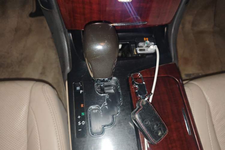 Used Toyota Crown 2011 2.5L Royal Special Edition with Leather and Sunroof Gear Lever