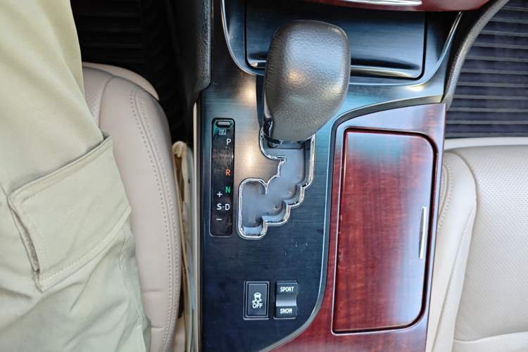 Used Toyota Crown 2011 2.5L Royal Special Edition with Leather and Sunroof Gear Lever