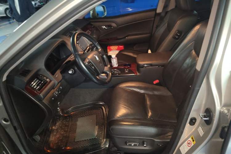 Used Toyota Crown 2011 2.5L Royal Special Edition with Leather and Sunroof Left Front Seat