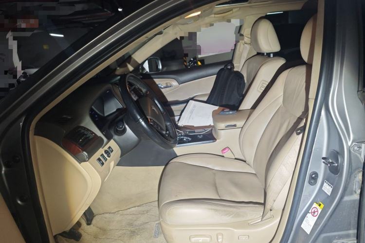 Used Toyota Crown 2011 2.5L Royal Special Edition with Leather and Sunroof Left Front Seat