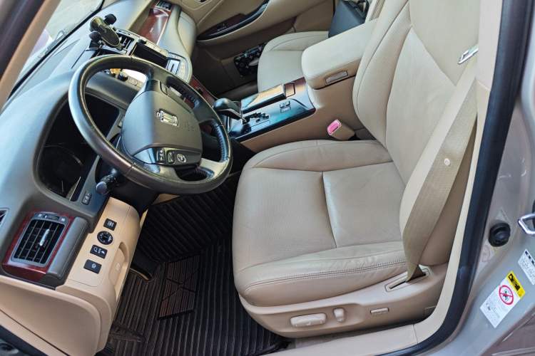 Used Toyota Crown 2011 2.5L Royal Special Edition with Leather and Sunroof Left Front Seat