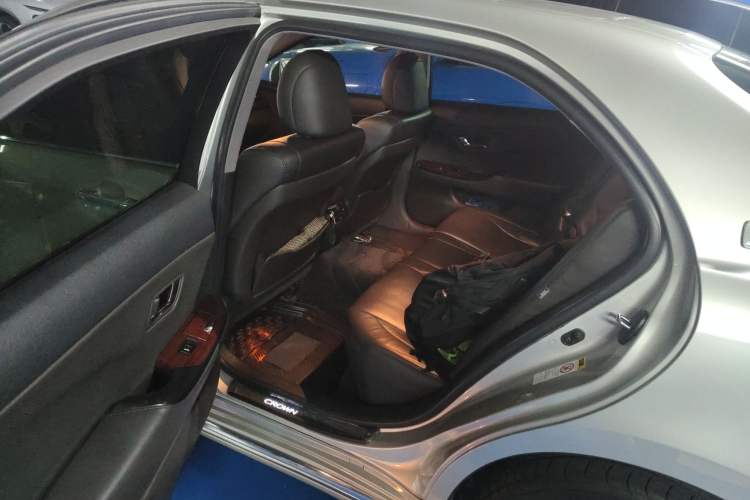 Used Toyota Crown 2011 2.5L Royal Special Edition with Leather and Sunroof Left Rear Seat