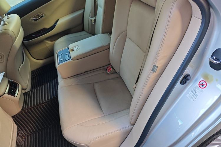 Used Toyota Crown 2011 2.5L Royal Special Edition with Leather and Sunroof Left Rear Seat