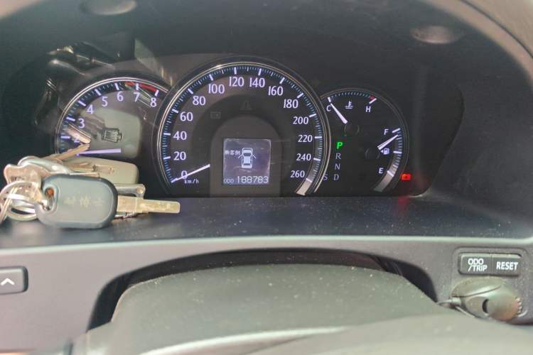 Used Toyota Crown 2011 2.5L Royal Special Edition with Leather and Sunroof Odometer Close Up