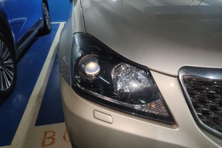 Used Toyota Crown 2011 2.5L Royal Special Edition with Leather and Sunroof Right Front Headlight