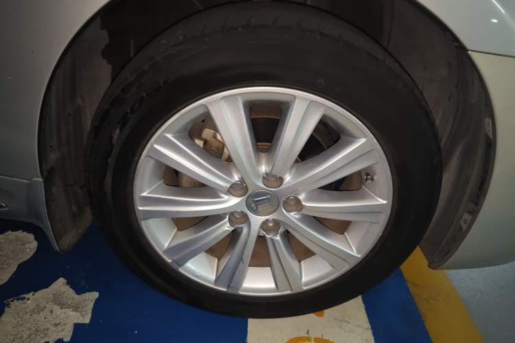 Used Toyota Crown 2011 2.5L Royal Special Edition with Leather and Sunroof Right Front Wheel Hub