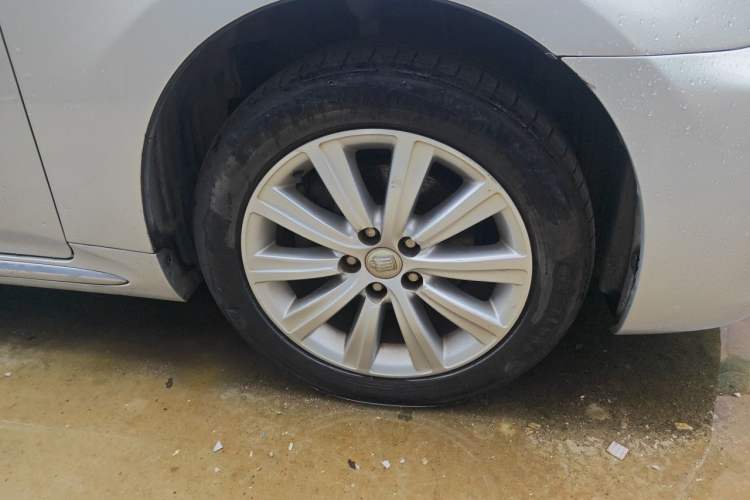 Used Toyota Crown 2011 2.5L Royal Special Edition with Leather and Sunroof Right Front Wheel Hub